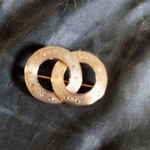 60'S PERIOD STYLE PIN OVERLAPPING CIRCLES W/SCROLL DESIGN